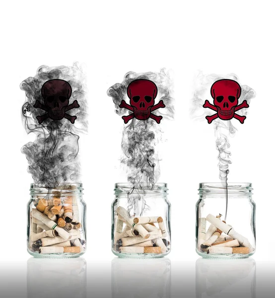 Αποτσίγαρο σε μπουκάλι με τον καπνό που καίει τη ζωή να είναι κρανίο με διασταυρούμενα οστά, παγκόσμια ημέρα δεν καπνού — Φωτογραφία Αρχείου