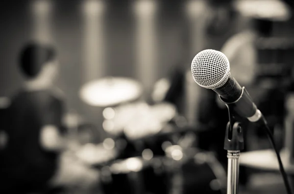 Close up of microphone on musician blurred background — Stock Photo, Image