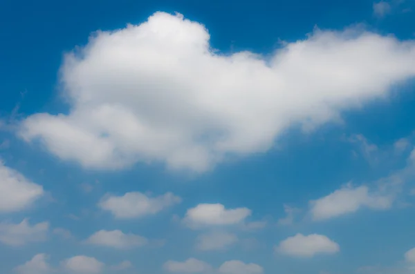 Wolken und blauer Himmel im Soft-Fokus-Stil, verschwommenes Konzept — Stockfoto