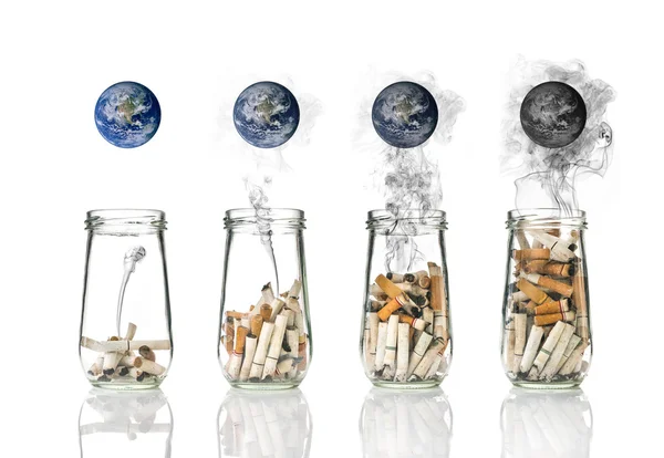 Nedopalek v láhvi s kouř hořící svět, Světový den bez tabáku, prvky tohoto obrazu, které Nasa — Stock fotografie