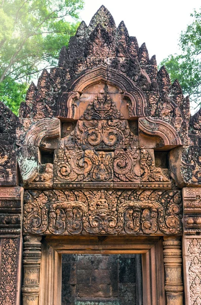 Closeup fantastický brána hradu Banteay Srei, Siem Reap, Cambod — Stock fotografie