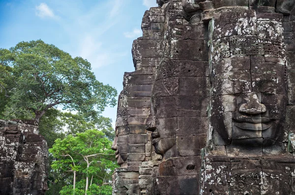 Cara de piedra del antiguo templo de Bayon en Angkor Thom. Siem Reap, Camboya — Foto de Stock