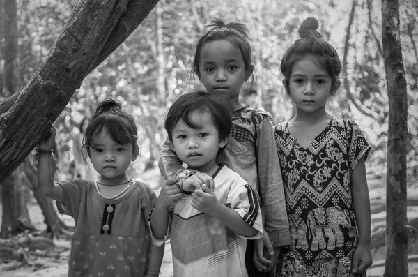 SIEM REAP, CAMBOYA - 2 DE MAYO: Niños no identificados de Camboya en el bosque en Kabal Spean el 2 de mayo de 2015 en Siem Reap, Camboya —  Fotos de Stock