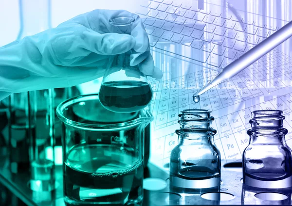 Kémiai laboratórium, tudós csepegés a reagenst a kémcsőbe — Stock Fotó