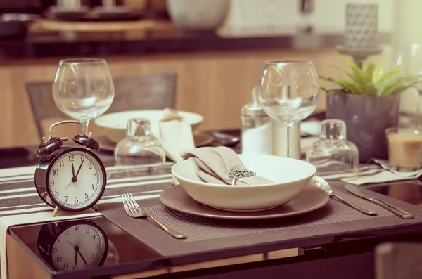 Restaurant met vintage klok tijdens de lunch bij luxe interieur keuken kamer achtergrond ingesteld — Stockfoto