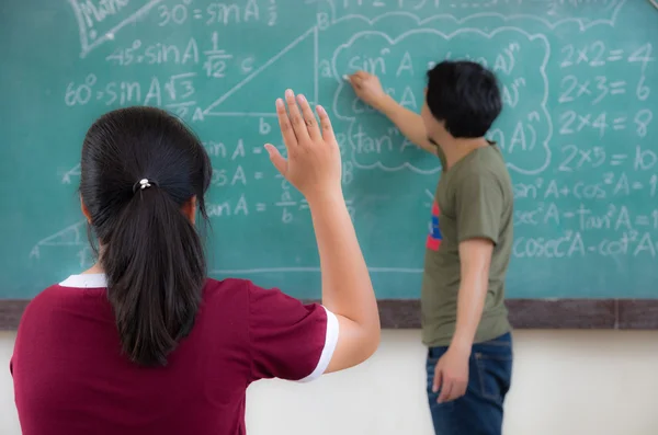 Mãos erguidas em sala de aula na escola — Fotografia de Stock