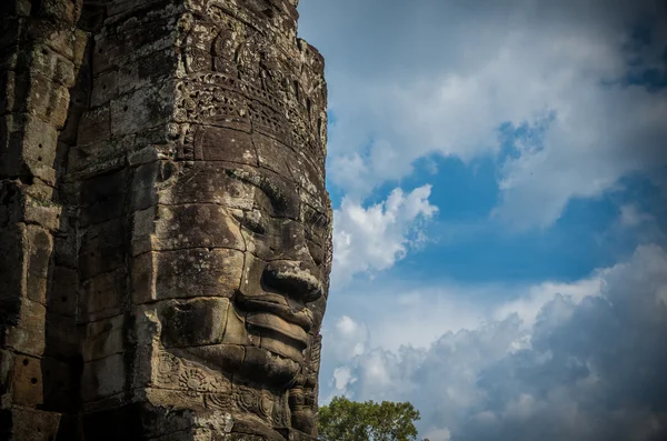 Primer plano de la cara de piedra del antiguo templo de Bayon en Angkor Thom. Siem Reap, Camboya — Foto de Stock