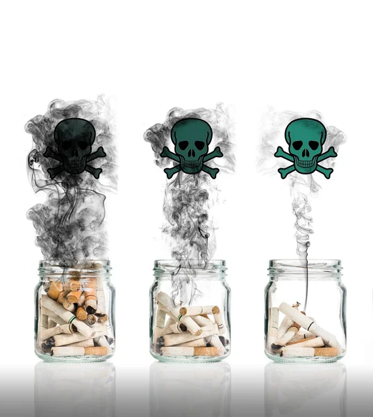 Fesses de cigarette en bouteille avec fumée Brûler le monde, Journée mondiale sans tabac, Éléments de cette image fournis par la NASA — Photo