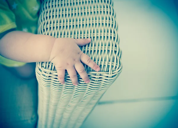 Mano de bebé en silla de bambú tejido —  Fotos de Stock