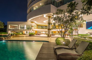 Bangkok, Tayland - 23 Nisan: Lüks Yüzme Havuzu ve güzel lobi My çare olarak nehir condominium yanında chao phraya nehrin üzerinde 23 Nisan 2015 Bangkok, Tayland