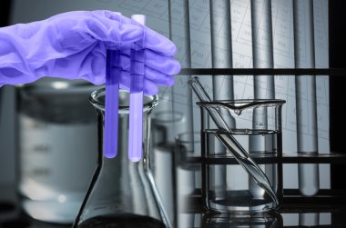 Kimyasal laboratuvar, reaktif test şişesi bırakarak bilim adamı