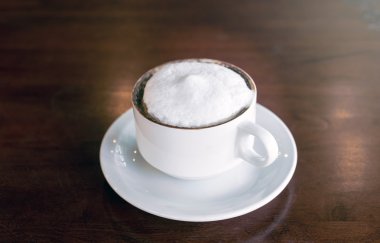 ahşap masa üzerinde sıcak cappuccino