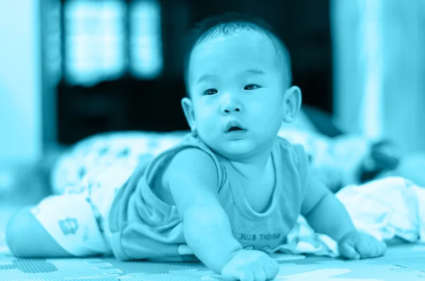 Portret van gelukkig Aziatische baby op het bed — Stockfoto