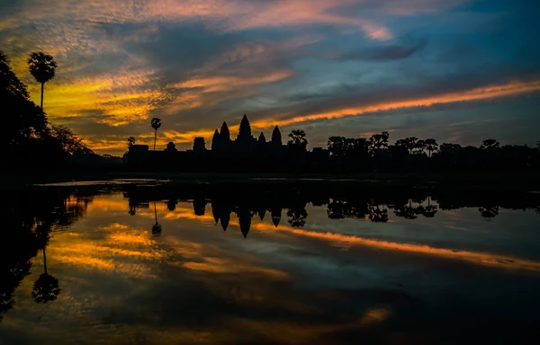 Silhouette von angkor wat sunrise at siem reap. Kambodscha — Stockfoto