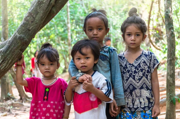 SIEM REAP, CAMBOYA - 2 DE MAYO: Niños no identificados de Camboya en el bosque en Kabal Spean el 2 de mayo de 2015 en Siem Reap, Camboya —  Fotos de Stock