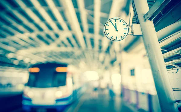 Relógio na estação céu-trem, tom vintage — Fotografia de Stock