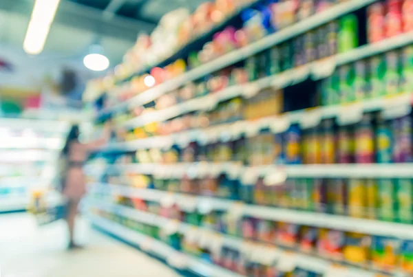 Supermarkt verschwimmen Hintergrund mit Bokeh, Verschiedenes Produktregal — Stockfoto