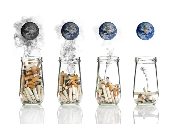 Αποτσίγαρο σε μπουκάλι με τον καπνό που καίει τον κόσμο, η παγκόσμια ημέρα δεν καπνού, στοιχεία αυτής της εικόνας επιπλωμένα από τη Nasa — Φωτογραφία Αρχείου