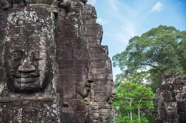 Cara de piedra del antiguo templo de Bayon en Angkor Thom. Siem Reap, Camboya — Foto de Stock