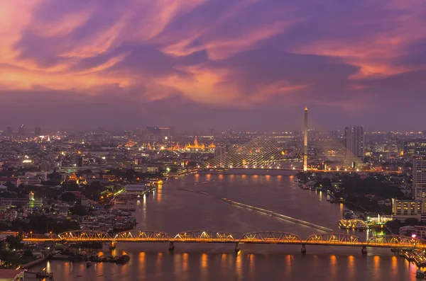 Bangkok stadsbilden som kan se Rama Viii bridge, Krung Thon Briidge och Grand palace och wat säkerhets­ keao tempel på twilight time, Thailand — Stockfoto