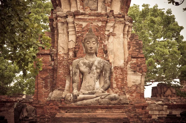 Socha Buddhy v Wat Mahathat. Ayutthaya historický park, veřejné chrám, vintage červ tón — Stock fotografie