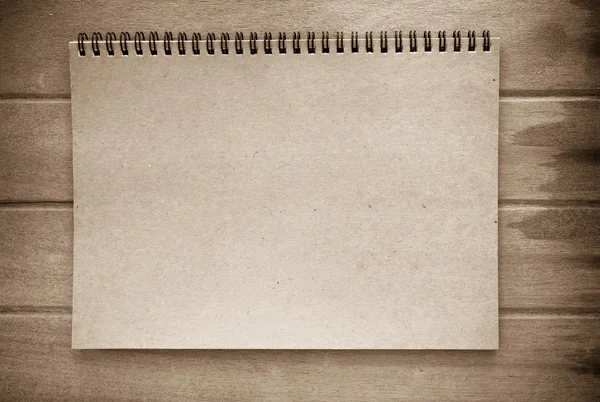 Καφέ χρώμα σημειωματάριο σε ξύλο φόντο, vintage τόνος — Φωτογραφία Αρχείου