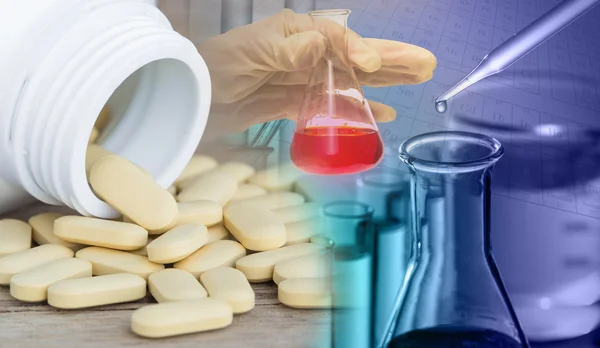 Kground, laboratorio químicoFrasco de prueba con pastillas o vitaminas en botellas de medicina en bac de madera — Foto de Stock