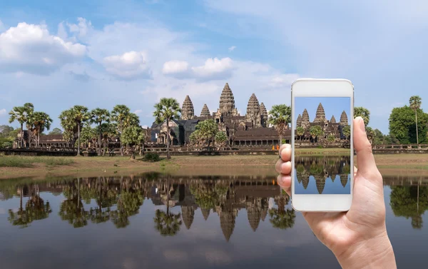 Női kéz tartja a mobil okos telefon fényképeztem Angkor Wat a Siem Reap. Kambodzsa — Stock Fotó