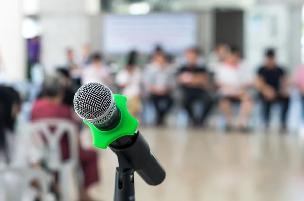 Zavřít z mikrofonu v konferenční místnosti na rozmazané pozadí — Stock fotografie