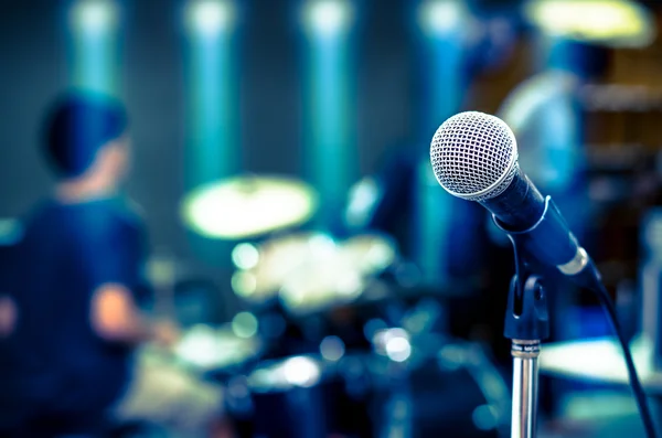 Närbild på mikrofon på musiker suddig bakgrund — Stockfoto