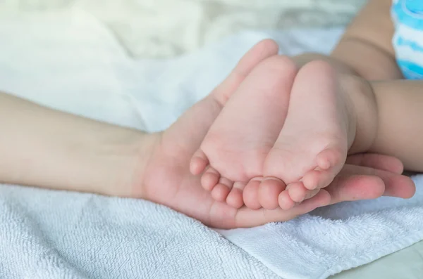 Baby voeten aan de moeders kant — Stockfoto