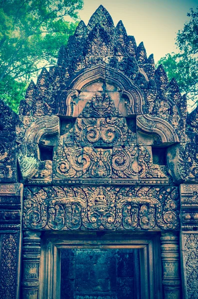 Closeup fantastický brána hradu Banteay Srei, Siem Reap, Kambodža — Stock fotografie