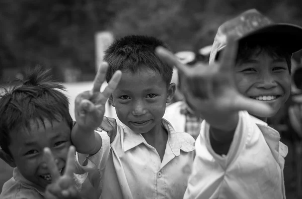 SIEM REAP, CAMBODIA - MAIO 2: Meninos não identificados do Camboja em Kabal spean em 2 de maio de 2015 em Siem Reap, Camboja — Fotografia de Stock