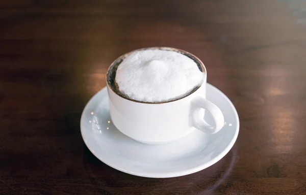 Heißer Cappuccino auf Holztisch — Stockfoto
