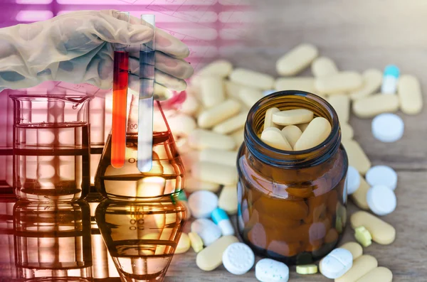 Együtt tabletták vagy vitamin orvosságos-üvegek fa háttér, kémiai laboratóriumi vizsgálati palackban — Stock Fotó