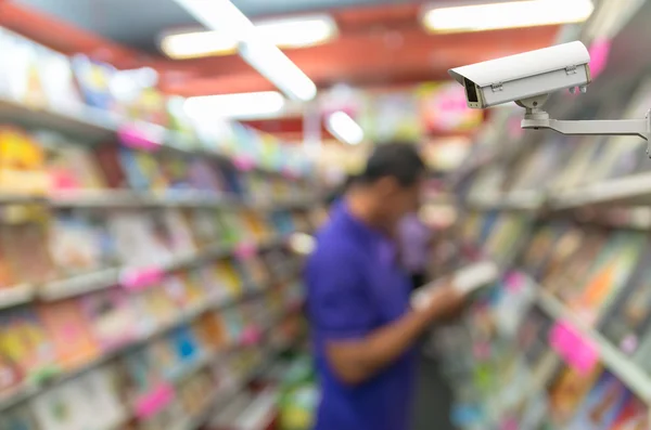 Caméra de sécurité CCTV moniteur la photo floue abstraite de la librairie avec fond de personnes — Photo