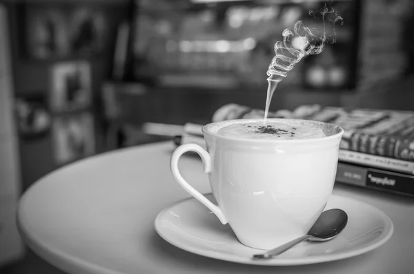 Xícara de café na mesa na loja — Fotografia de Stock