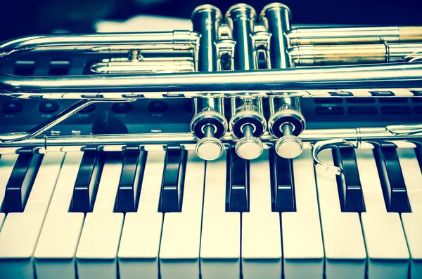 Труба на фоне клавиатуры — стоковое фото