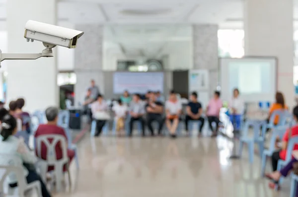 Caméra de sécurité CCTV sur le moniteur de la réunion fond flou à la salle de conférence lumineuse — Photo