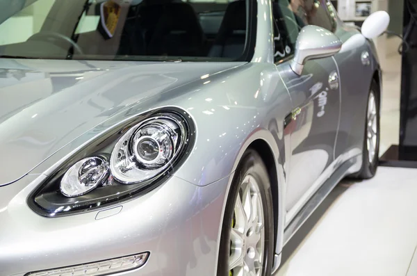 Detalle en la luz trasera de un coche gris en la sala de espera —  Fotos de Stock