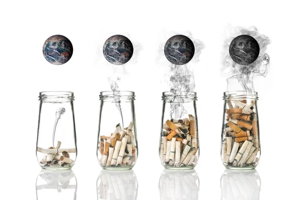 Недопалок в пляшку з димом спалювання світ, світ не день боротьби з тютюнопалінням елементи цього зображенні мебльовані НАСА — стокове фото