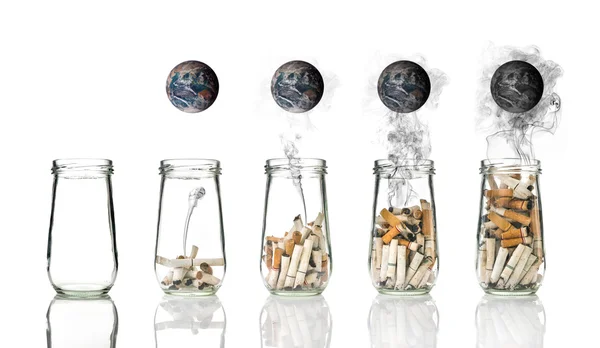 Zigarettenstummel in Flasche mit Rauch, der die Welt verbrennt, Welt kein Tabak Tag, Elemente dieses Bildes von nasa — Stockfoto