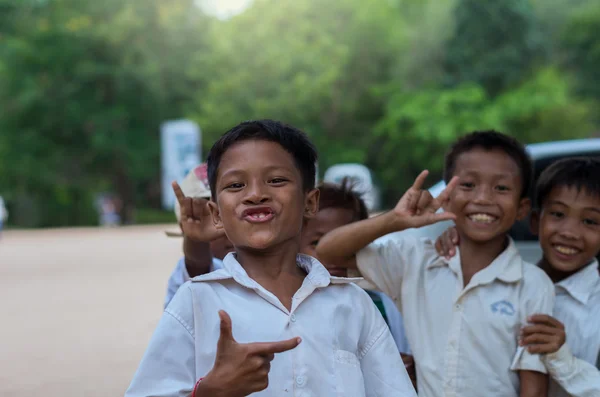 Сієм Ріп, Камбоджі - 2 травня: Невідомі хлопчики камбоджійський на Кабаль spean на 2 травня 2015 в Сієм Ріп, Камбоджа — стокове фото