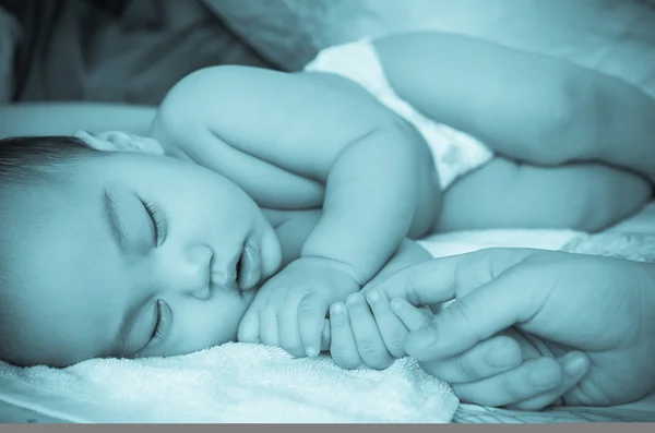 Aziatische baby hand op de volwassen hand — Stockfoto