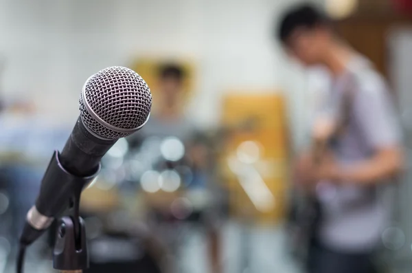 Närbild på mikrofon på musiker suddig bakgrund — Stockfoto