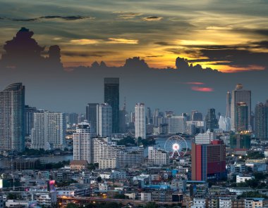 Güneş battıktan sonra dönme dolap ile Bangkok Cityscape
