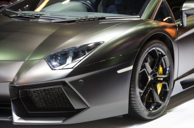 Salon odasında siyah bir süper arabanın arka ışık detay