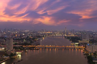 Bangkok Cityscape Rama VIII Köprüsü, Krung Thon Köprüsü ve Grand palace ya da wat phar keao Tapınağı alacakaranlık zaman, Tayland görebilirsiniz