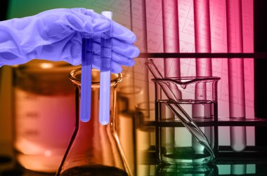 Kimyasal laboratuvar, reaktif test şişesi bırakarak bilim adamı