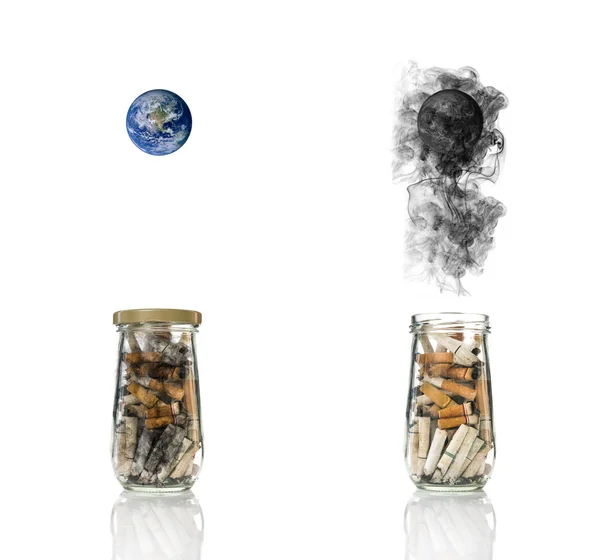 Αποτσίγαρο στο άνοιγμα και κλείσιμο μπουκάλι με τον καπνό που καίει τον κόσμο, η παγκόσμια ημέρα δεν καπνού, στοιχεία αυτής της εικόνας επιπλωμένα από τη Nasa — Φωτογραφία Αρχείου